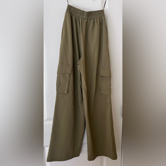 Lightweight pull-on cargo pants cut in a wide-leg - Picture 5 of 7
